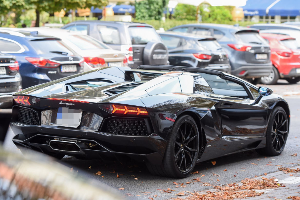 Patryk Vega jeździ Lamborghini