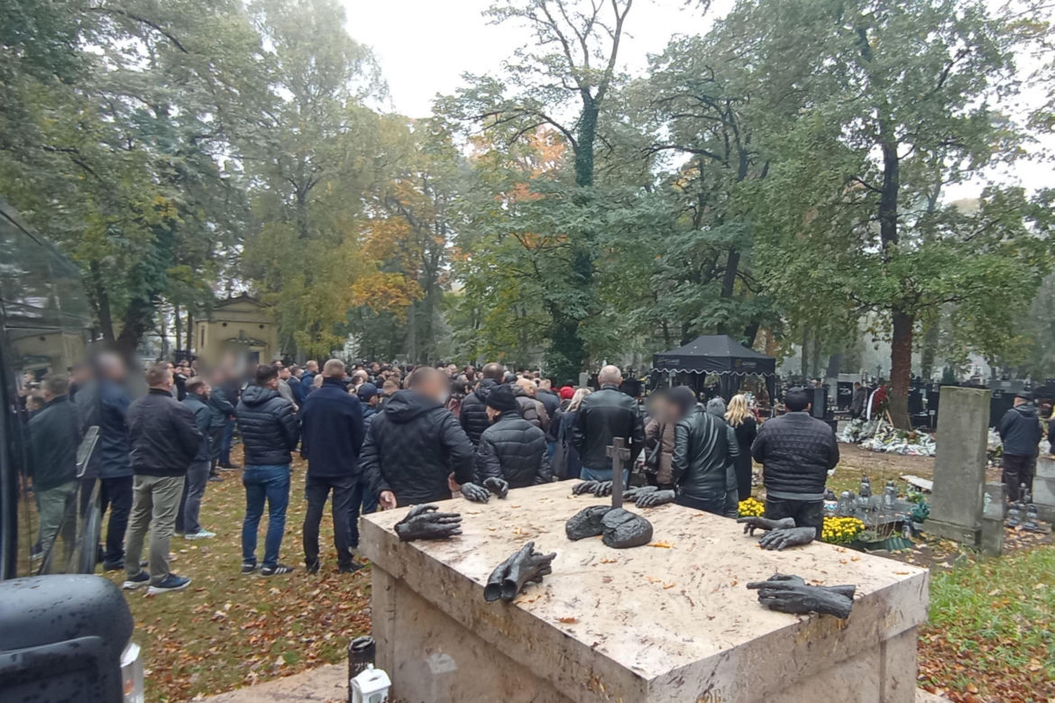  Pożegnali zastrzelonego Norberta z Żyrardowa. Wieńce przykryły jego grób