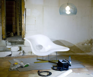 La Chaise – szezlong projektu Charlesa i Ray Eamesów, jeden z pierwszych plastikowych mebli autorstwa tej pary.