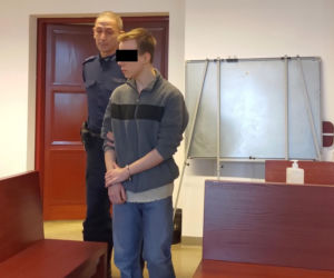 Mateusz rzucił monetą. Wypadł orzeł, więc udusił Wiktorię