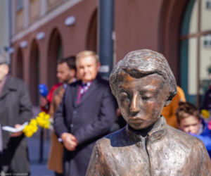 Pomnik młodego Ludwika Zamenhofa stanął przy Rynku Kościuszki w Białymstoku [ZDJĘCIA]