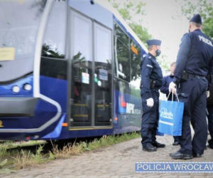 Policjanci kontrolują czy pasażerowie MPK Wrocław noszą maseczki