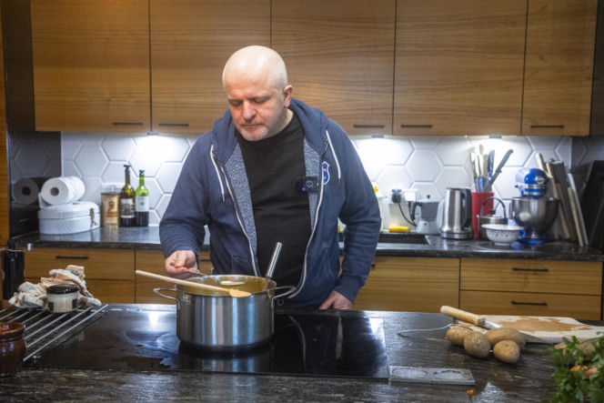 Paweł Kowal z synem gotują kartoflankę