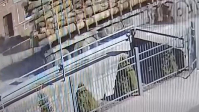 Potężna kłoda drewna runęła przed wejście do szkoły. Kierowca ciężarówki nawet tego nie zauważył