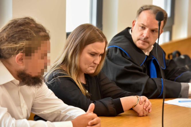 Zabił 69-letnią kobietę, a jej córkę w ciąży ciężko ranił. W sądzie był wyluzowany i uśmiechnięty