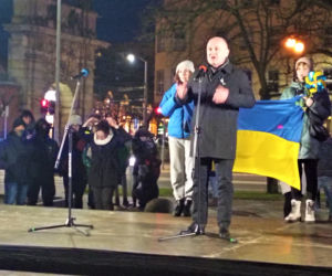 Manifestacja przeciwko wojnie na Ukrainie na placu Solidarności w Szczecinie