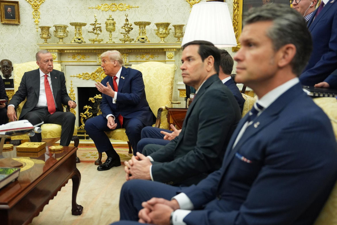 Trump chwali się złotem w Gabinecie Owalnym. "Goście wpadają w zachwyt, najlepszy gabinet w historii"