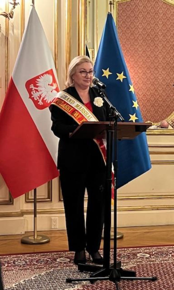 Szarfowanie Wielkiej Marszałek Parady Pułaskiego Iwony Korgi