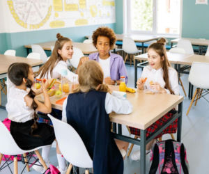 Dziecko boi się odpowiedzi przy tablicy? Metoda małych kroków pozwala oswoić lęk bez presji