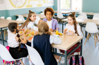 Dziecko boi się odpowiedzi przy tablicy? Metoda małych kroków pozwala oswoić lęk bez presji