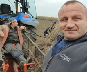 Mariusz Pudzianowski pracuje na polu