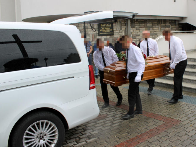 Niebo zapłakało nad Reginą Ż. Wzruszający pogrzeb ofiary tragedii na Węgrzech
