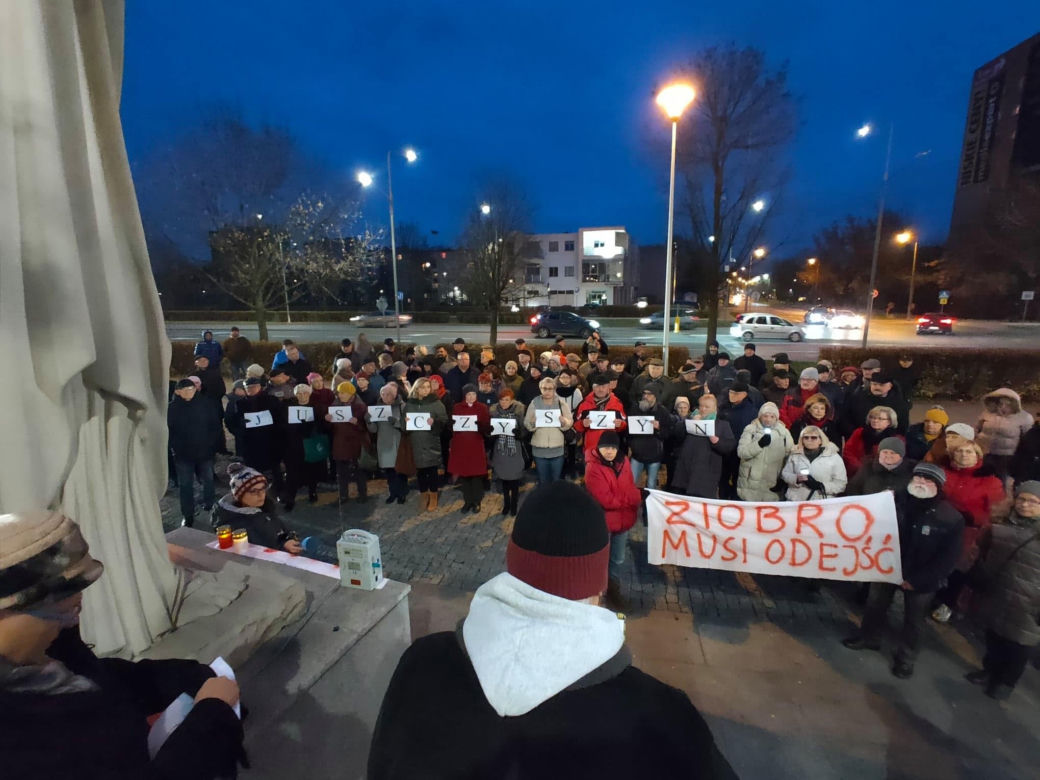 Radom: Manifestowali w obronie sędziów. Ponad 100 osób osób wzięło udział w demonstracji