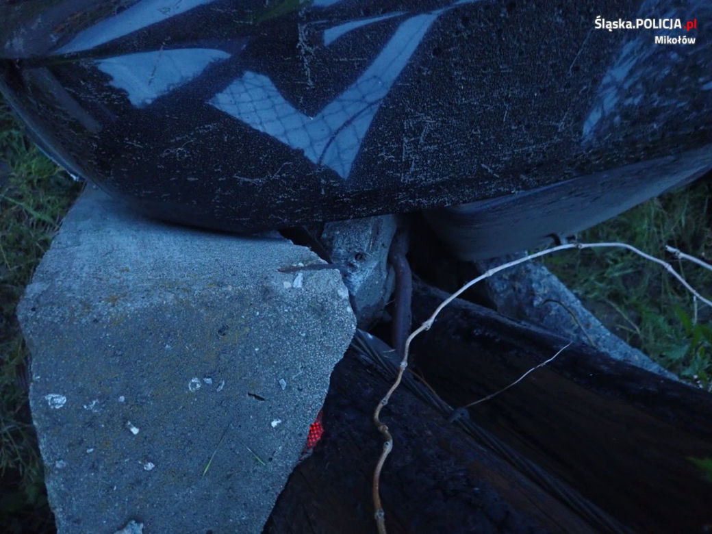 Była tak pijana, że chciała zaparkować BMW w ścianie budynku. Potem wpadła do rowu