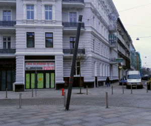 Przechylony słup na placu Zamenhofa