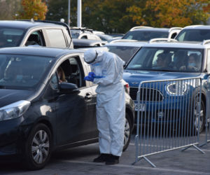 Kolejki na test na COVID-19. Dramat pacjentów 