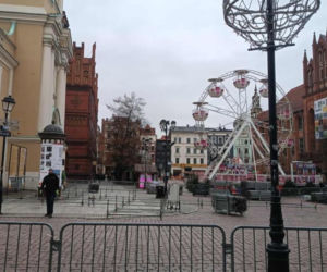 Na toruńskiej starówce budują scenę na sylwestra! Sprawdź gwiazdy i specjalne pociągi na „Sylwestrową Moc Przebojów 2025”