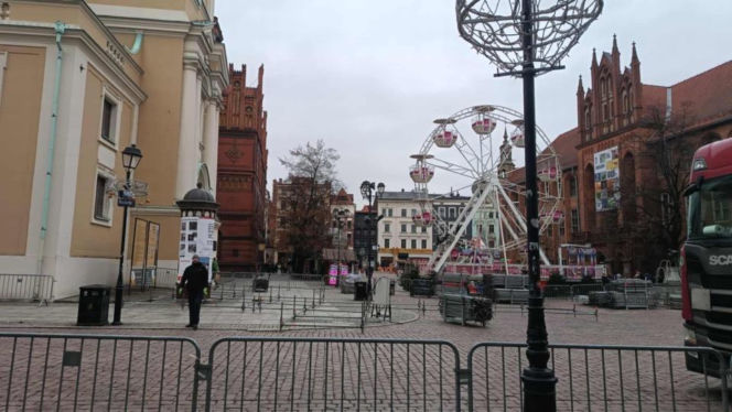 Na toruńskiej starówce budują scenę na sylwestra! Sprawdź gwiazdy i specjalne pociągi na „Sylwestrową Moc Przebojów 2025”