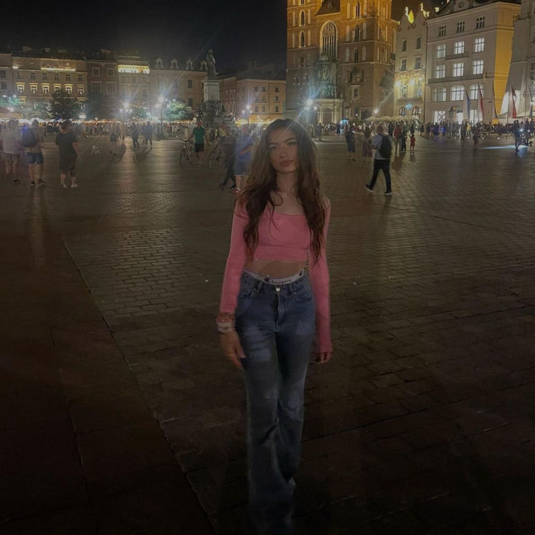 Viki Gabor nocą na mieście