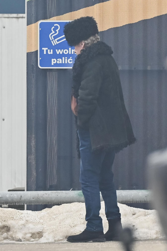 Daniel Olbrychski pali pod zakazem palenia