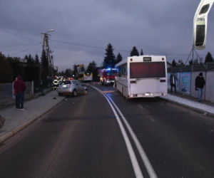Wola Rzędzińska: Zderzenie osobówki z autobusem. Jedna osoba w szpitalu!