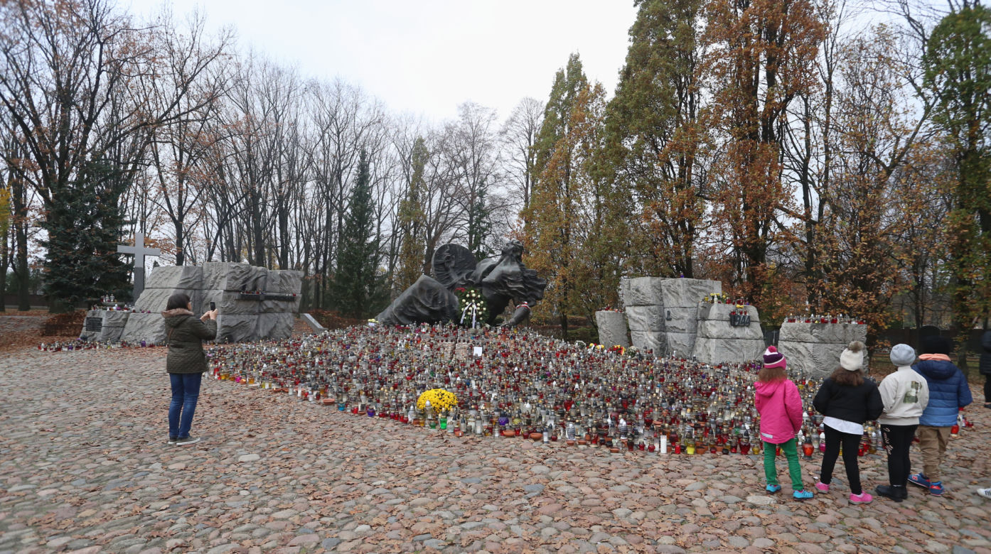 Morze zniczy pod pomnikiem "Polegli Niepokonani" na Woli