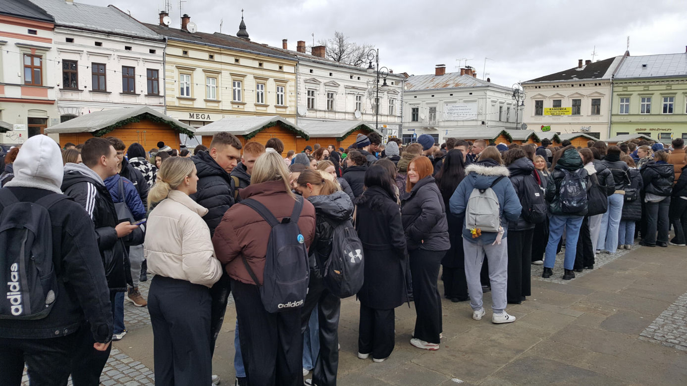 Maturzyści z Nowego Sącza zatańczyli poloneza na Ryku 