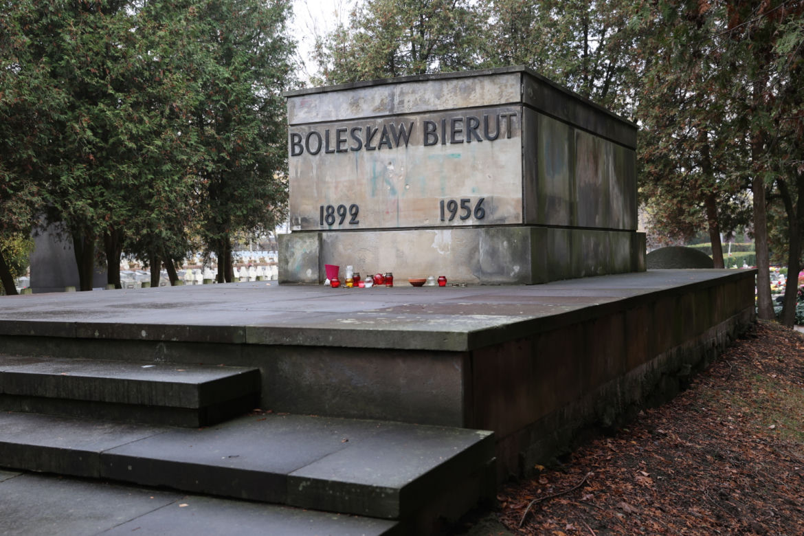 Tak wyglądają groby polityków