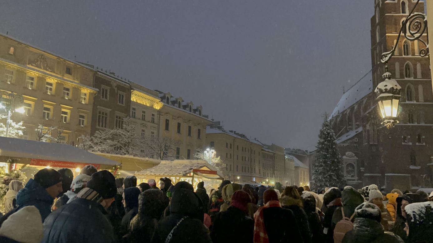 Choinka rozbłysła na Rynku Głównym. Tak wygląda Kraków w zimowej scenerii! 