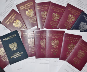 Kraków. Przyleciał do Polski z Chicago. Miał przy sobie paszport nieistniejącego państwa