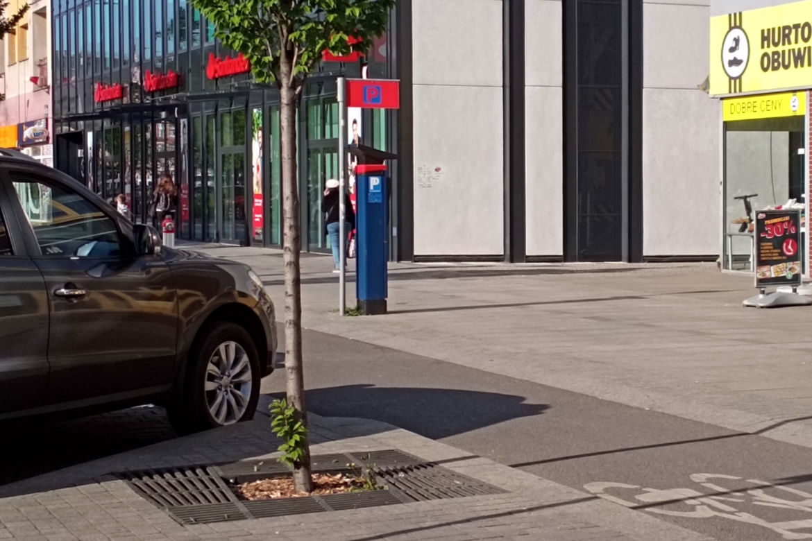 Wyznaje miłość Ewie na ulicach Szczecina. Zakochany desperat? Artysta? A może zwykły wandal?
