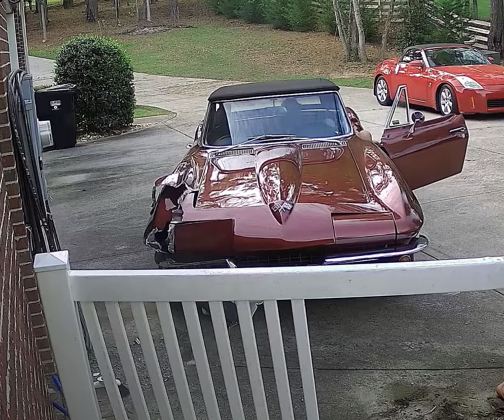 Rozwalił klasyczną Corvette Stingray