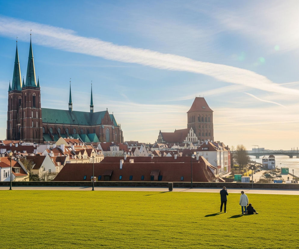Na pierwszym planie rozpościera się szeroki, zielony trawnik, na którym stoją trzy osoby; dwie dorosłe i jedno dziecko siedzące. W tle widoczne jest miasto z licznymi budynkami o czerwonych dachach i białych ścianach, dominują dwie wysokie, brązowe wieże z zielonymi spiczastymi dachami, należące do dużego kościoła. Za miastem, po prawej stronie, błyszczy w słońcu rzeka, nad którą rozciąga się most. Niebo jest błękitne z kilkoma smugami chmur i jasnym, intensywnym słońcem w prawym górnym rogu.