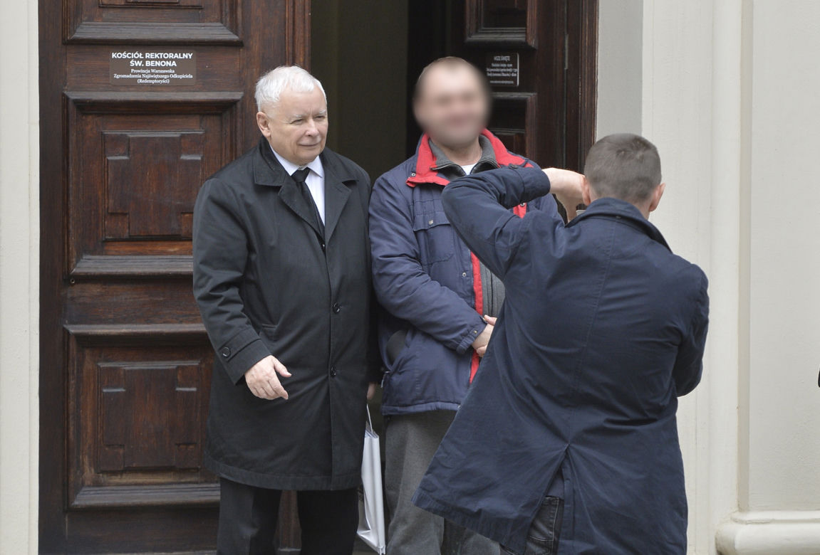 Zaczepili Kaczyńskiego  pod kościołem! Szok, czego od niego chcieli!