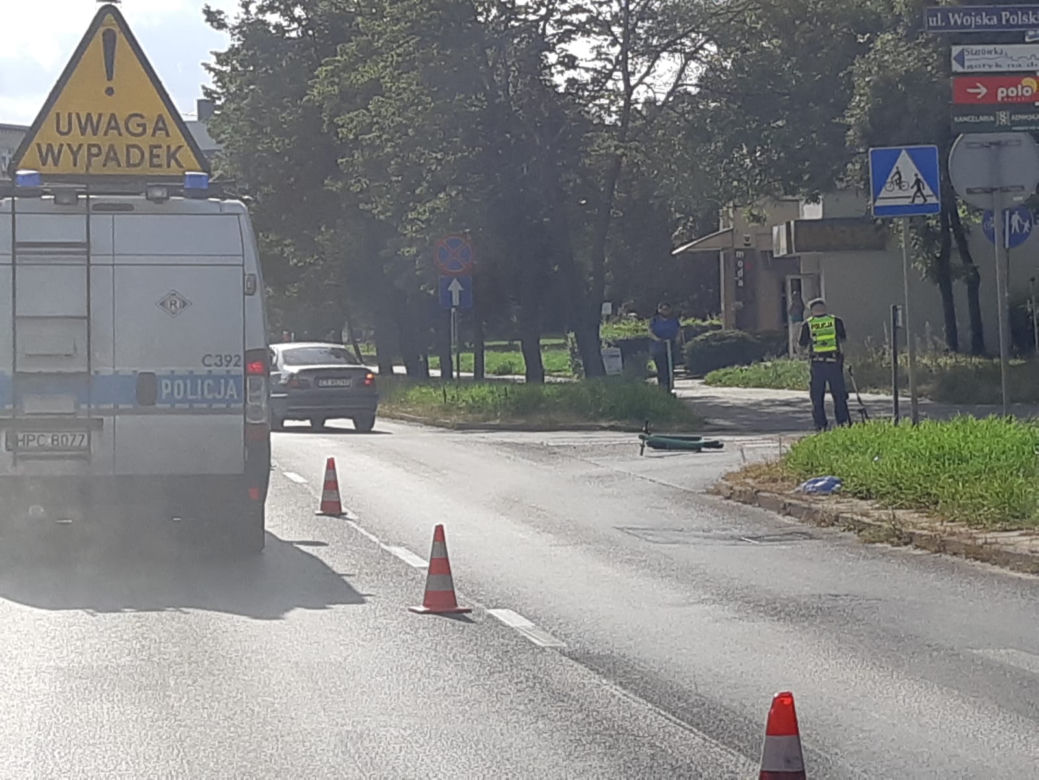 Groźna kolizja w Toruniu. Kierowca BMW potrącił 21-latka na hulajnodze!