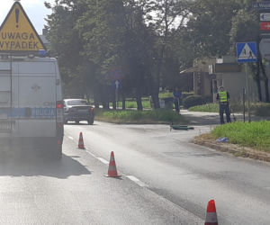 Groźna kolizja w Toruniu. Kierowca BMW potrącił 21-latka na hulajnodze!