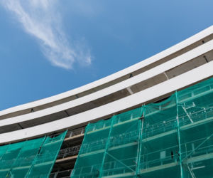 Biały corian na elewacji OVO Wrocław, lipiec 2015