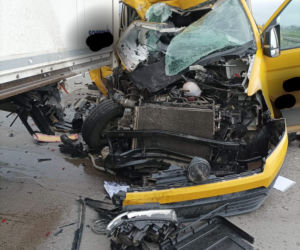Bus firmy kurierskiej wbił się w ciężarówkę. Poważy wypadek i korki na A4 
