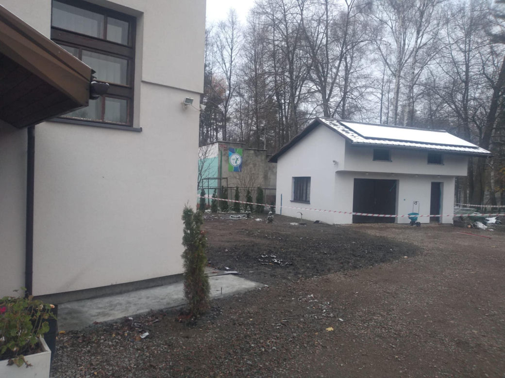 W Trzebini po raz kolejny zapadła się ziemia. Dziura na prywatnej działce ma głębokość ok. 2,5 metra