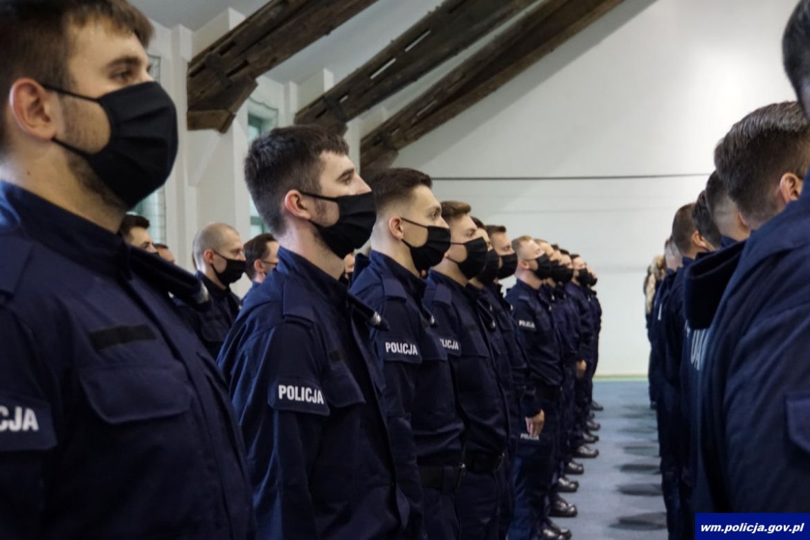 Nowi policjanci na Warmii i Mazurach. Ślubowanie złożyło 64 funkcjonariuszy [ZDJĘCIA]