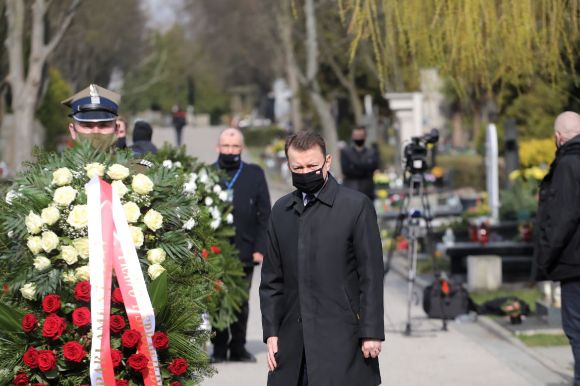 Prezes PiS, wicepremier Jarosław Kaczyński składa kwiaty na grobach ofiar katastrofy smoleńskiej na warszawskim Cmentarzu Wojskowym na Powązkach
