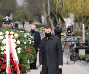 Prezes PiS, wicepremier Jarosław Kaczyński składa kwiaty na grobach ofiar katastrofy smoleńskiej na warszawskim Cmentarzu Wojskowym na Powązkach