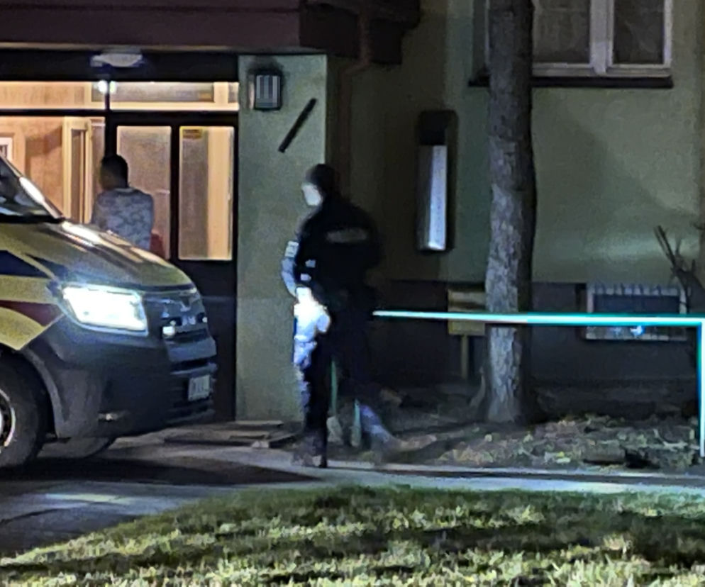Sąsiedzi znaleźli zwłoki. Tragedia w bloku na Bemowie