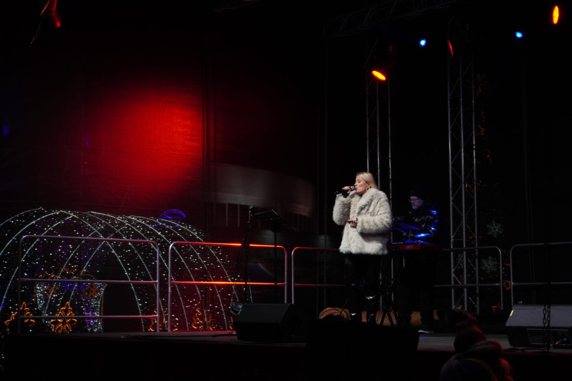 Koncert Gosi Andrzejewicz podczas jarmarku świątecznego na MTP