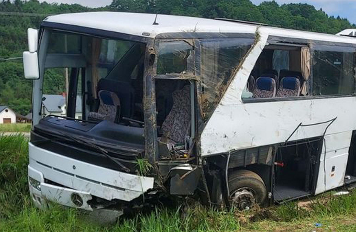 Autobus z dziećmi wyleciał z trasy. Liczba rannych w wywpadku Roztoce wzrosła