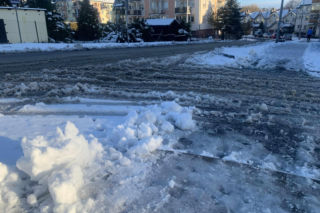 Zima w Bydgoszczy. Mieszkańcy wściekli na stan oblodzonych chodników. Drogowcy zapowiadają kary