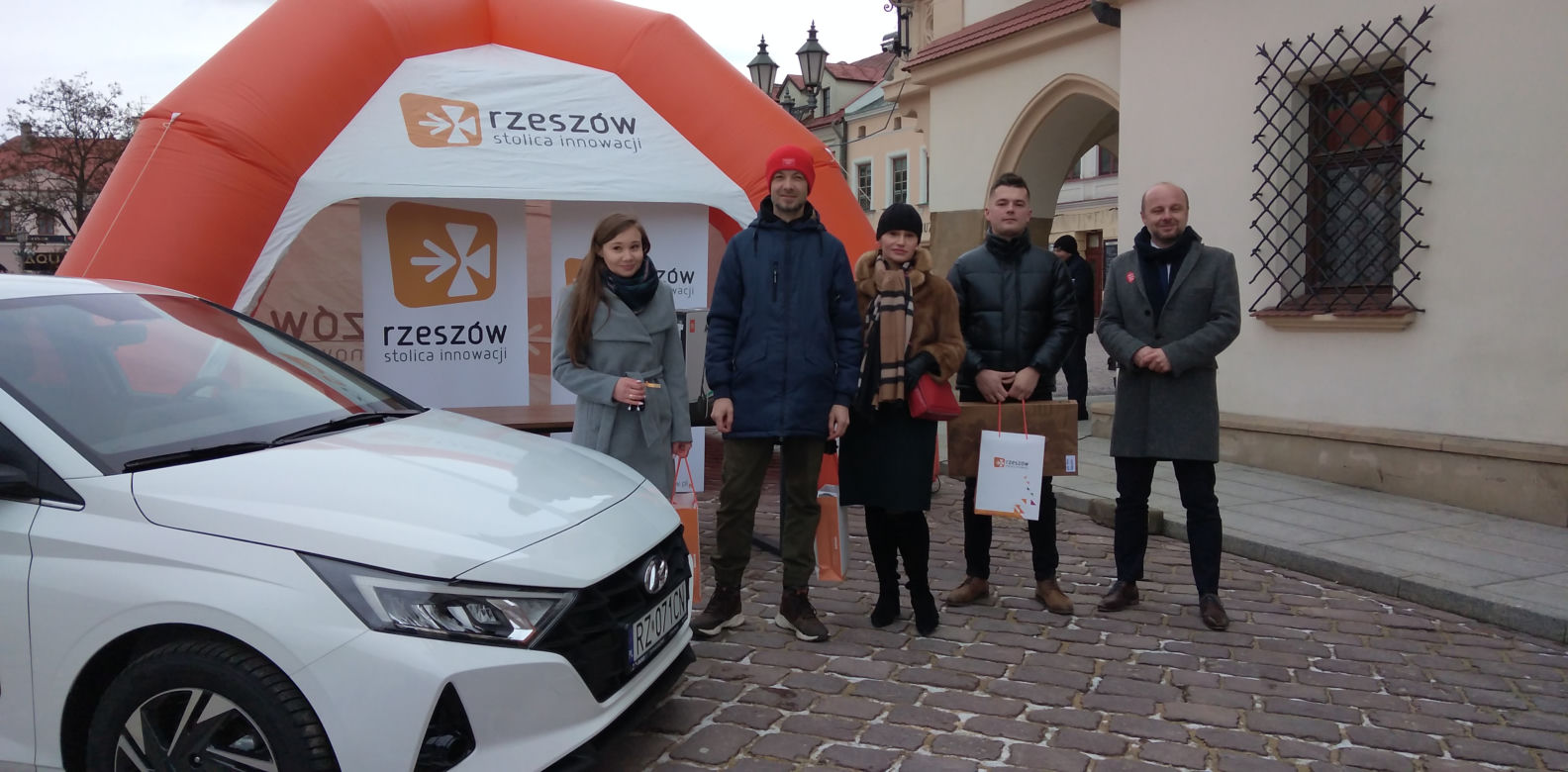 RZESZÓW. Nagrody z loterii meldunkowej rozdane! Pani Agnieszka z Rynku odjechała nowym autem 