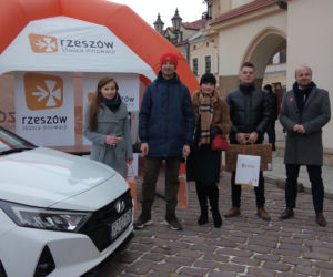 RZESZÓW. Nagrody z loterii meldunkowej rozdane! Pani Agnieszka z Rynku odjechała nowym autem 