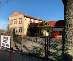 Szkoła w Ostrowążu