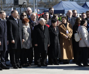 Rocznica katastrofy smoleńskiej. Prezydent Nawrocki uczcił pamięć zmarłych